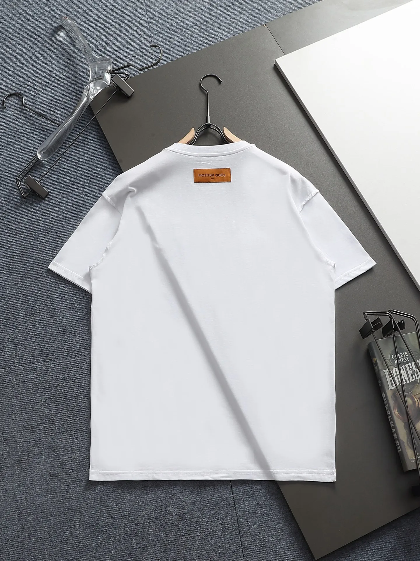 🅿️170 LV 25ss spring and summer printed short T series -1v Yayoi Kusama series pumpkin 🎃 pattern round neck short-sleeved T-shirt. Made of 32-count double yarn pure cotton 240g, washed at high temperature, will not shrink or fade. Comfortable to the touch, super texture❤️ Back-stitched cuff design, yellow back-mark embellishment, and a full set of accessories. A must-have for trendy men and trendy women, the classic drop-shoulder slightly wide version is available exclusively from stock!         ⚠️Only make high quality products, reject junk goods!  -Color: White Black -Size: XS S M L -Crowd: Unisex